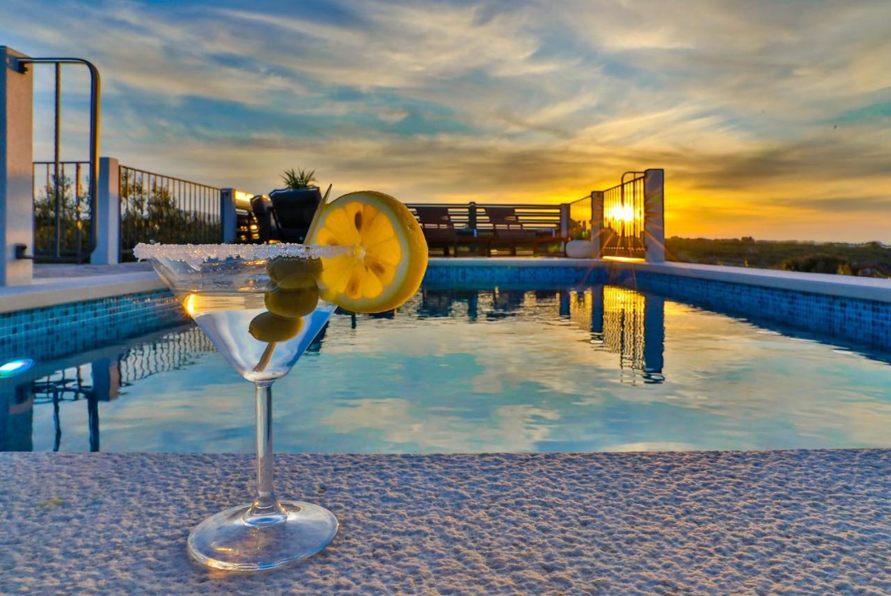 Heritage Holiday House Lori With Pool Postira Buitenkant foto