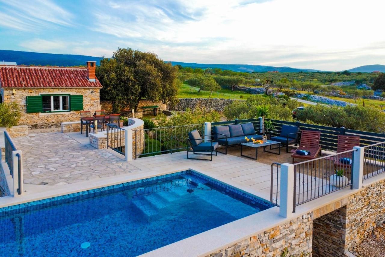 Heritage Holiday House Lori With Pool Postira Buitenkant foto