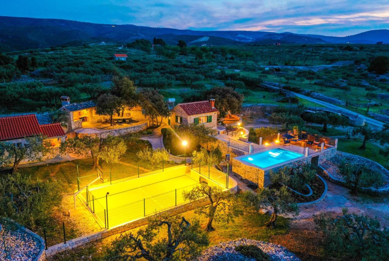 Heritage Holiday House Lori With Pool Postira Buitenkant foto