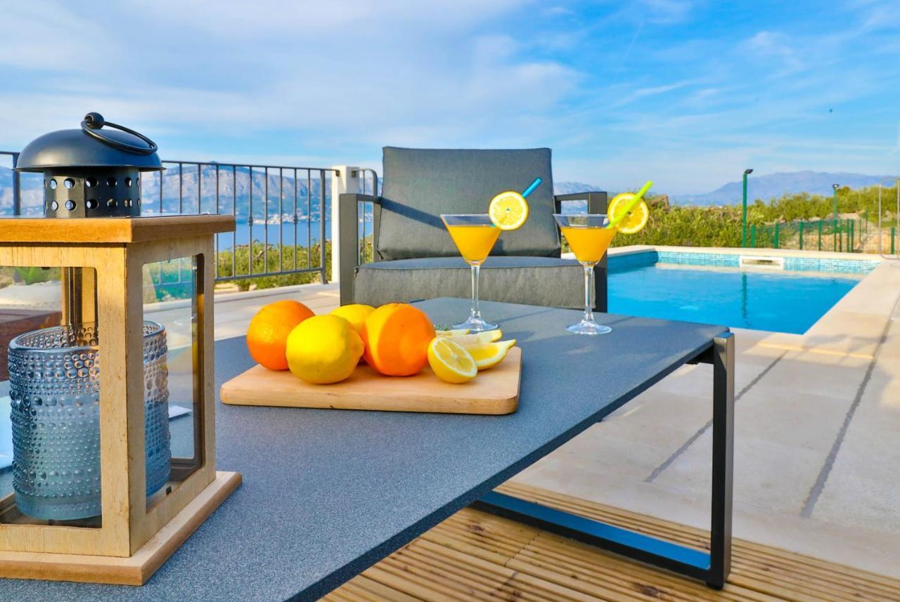 Heritage Holiday House Lori With Pool Postira Buitenkant foto