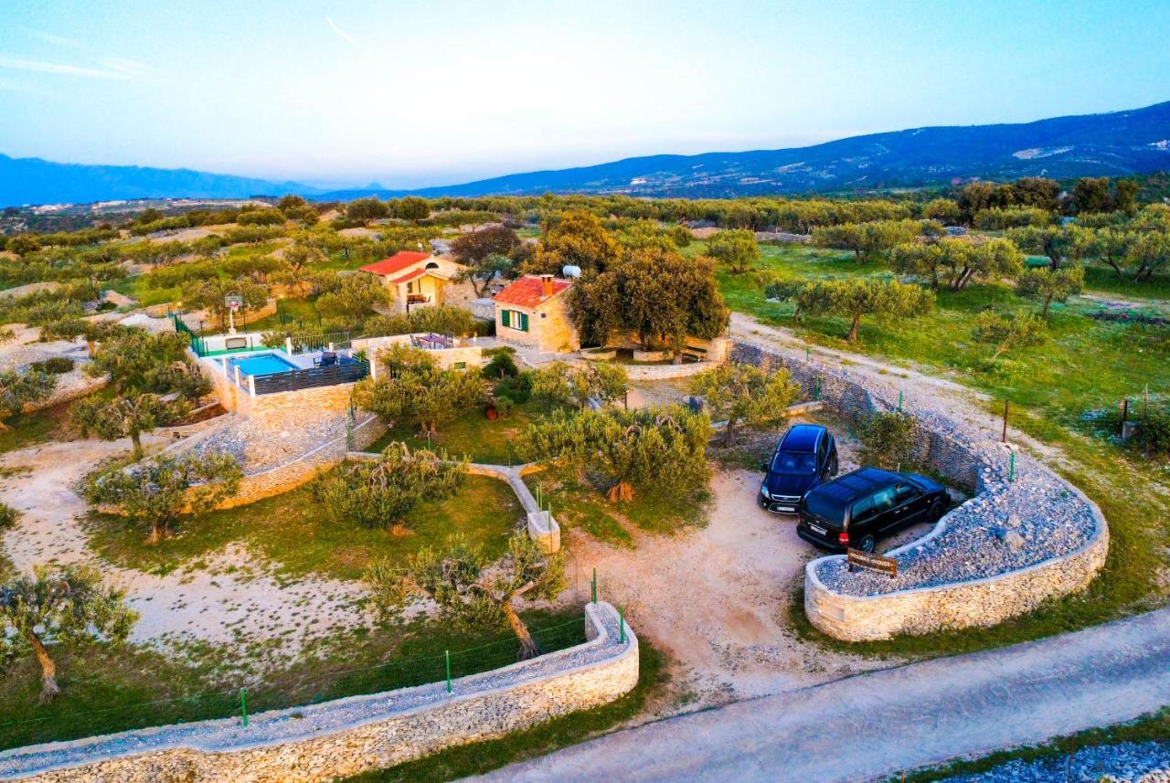 Heritage Holiday House Lori With Pool Postira Buitenkant foto