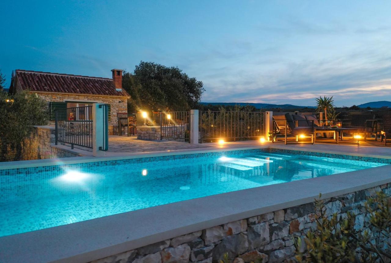 Heritage Holiday House Lori With Pool Postira Buitenkant foto