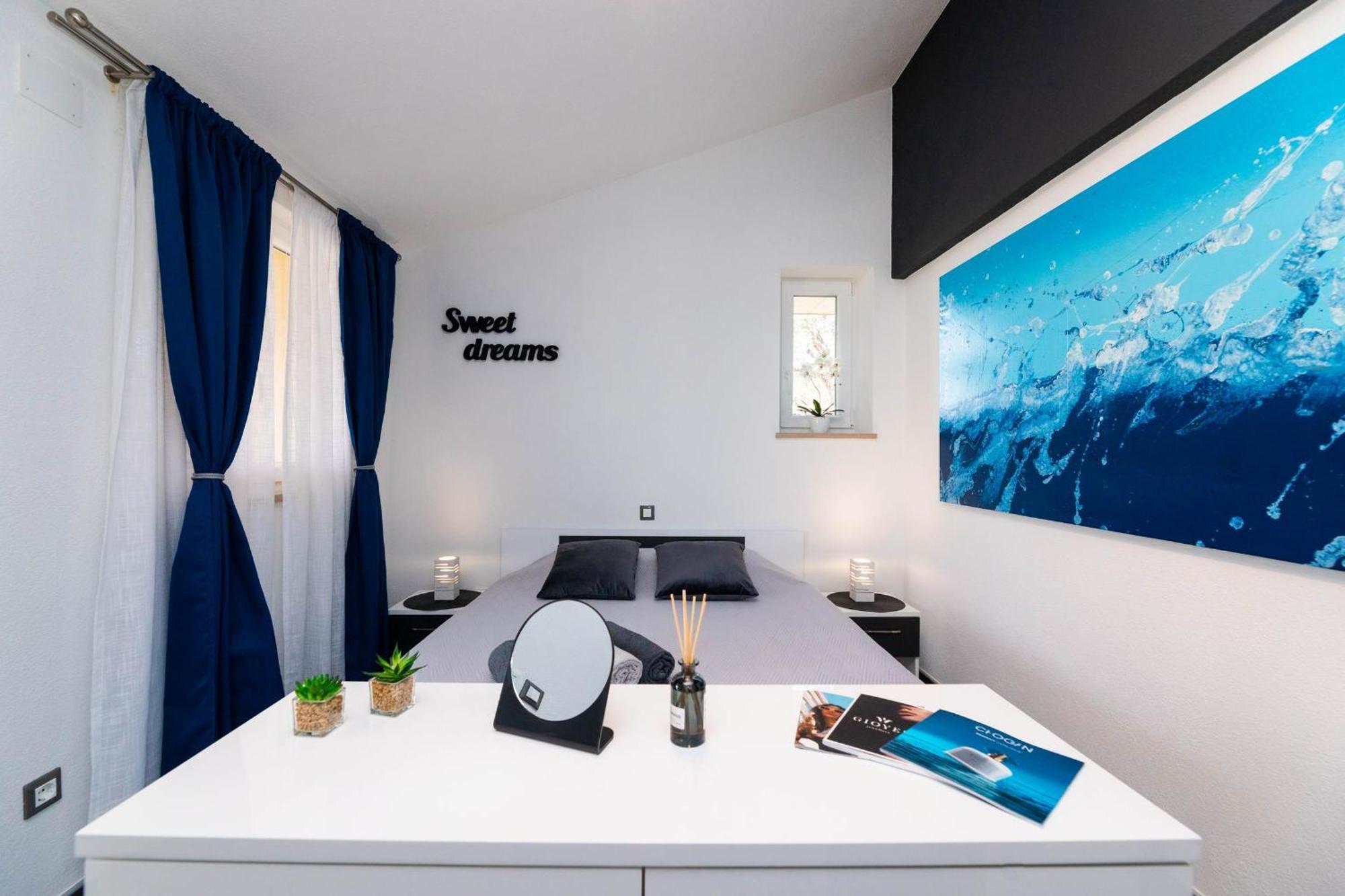 Heritage Holiday House Lori With Pool Postira Buitenkant foto
