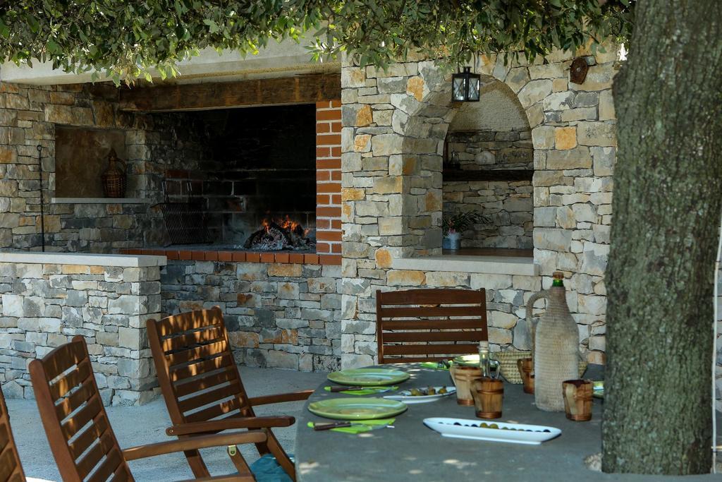 Heritage Holiday House Lori With Pool Postira Buitenkant foto