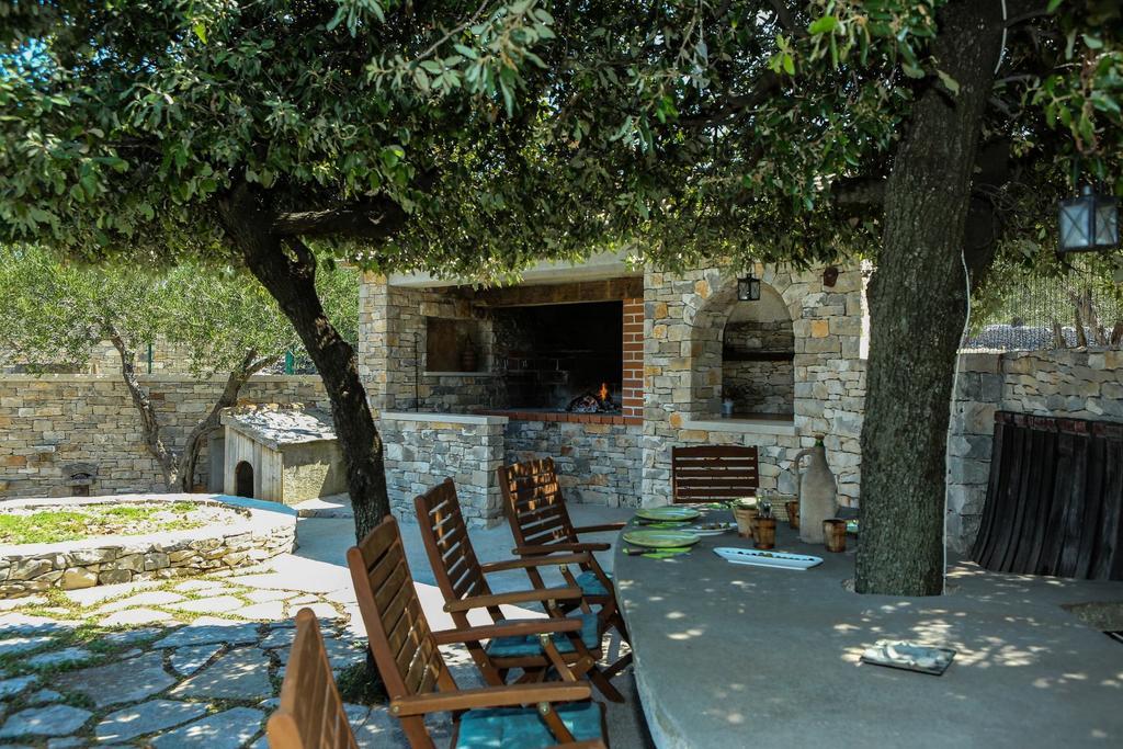 Heritage Holiday House Lori With Pool Postira Buitenkant foto